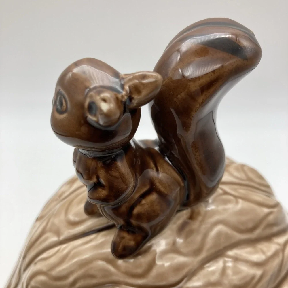 VTG SQUIRREL ON WALNUT CERAMIC DISH ARMBEE JAPAN 7.5